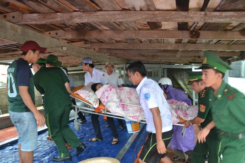 Vượt biển động đưa thai phụ vào đất liền cấp cứu - Ảnh 1. Vượt biển động đưa thai phụ vào đất liền cấp cứu - Ảnh 1.