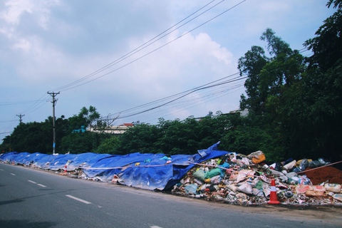 Rác chất thành núi tại Sơn Tây, dân cầu cứu chính quyền - Ảnh 3. Rác chất thành núi tại Sơn Tây, dân cầu cứu chính quyền - Ảnh 3.