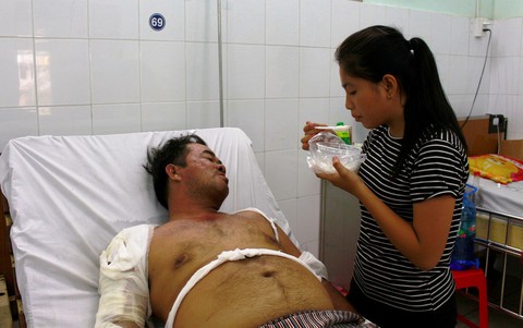 Lao vào đám cháy nhưng không cứu được mẹ - Ảnh 3. Lao vào đám cháy nhưng không cứu được mẹ - Ảnh 3.