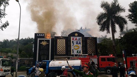 Cháy lớn tại quán karaoke ở khu Linh Đàm, Hà Nội - Ảnh 2. Cháy lớn tại quán karaoke ở khu Linh Đàm, Hà Nội - Ảnh 2.