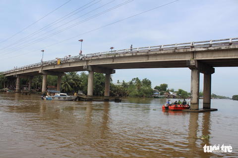 Sà lan phá nước chìm trên kênh Xáng, 2 vợ chồng mất tích - Ảnh 1. Sà lan phá nước chìm trên kênh Xáng, 2 vợ chồng mất tích - Ảnh 1.