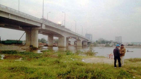 Nhảy sông trốn công an, một con bạc chết đuối - Ảnh 1. Nhảy sông trốn công an, một con bạc chết đuối - Ảnh 1.