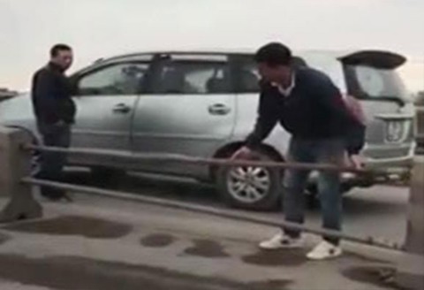 Chuyện khó tin: tài xế hè nhau tháo chắn cầu Thanh Trì để tránh bị phạt - Ảnh 2. Chuyện khó tin: tài xế hè nhau tháo chắn cầu Thanh Trì để tránh bị phạt - Ảnh 2.