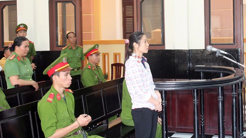 Trả hồ sơ vụ án 37 luật sư bào chữa cho 1 bị cáo - Ảnh 1. Trả hồ sơ vụ án 37 luật sư bào chữa cho 1 bị cáo - Ảnh 1.