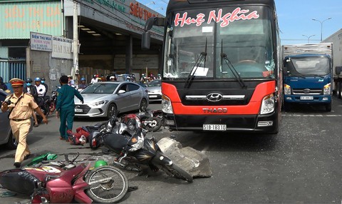 Xe khách tông hàng loạt xe máy đang dừng đèn đỏ - Ảnh 3. Xe khách tông hàng loạt xe máy đang dừng đèn đỏ - Ảnh 3.