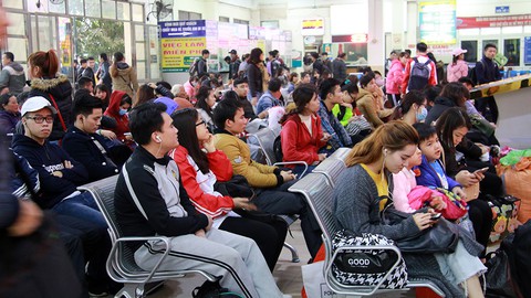 Hà Nội nườm nượp người dân ra bến xe về quê - Ảnh 1. Hà Nội nườm nượp người dân ra bến xe về quê - Ảnh 1.