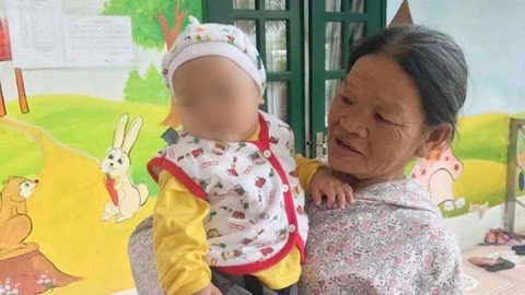 Bé trai bú sữa nữ cảnh sát đã về nhà với bà ngoại - Ảnh 1. Bé trai bú sữa nữ cảnh sát đã về nhà với bà ngoại - Ảnh 1.
