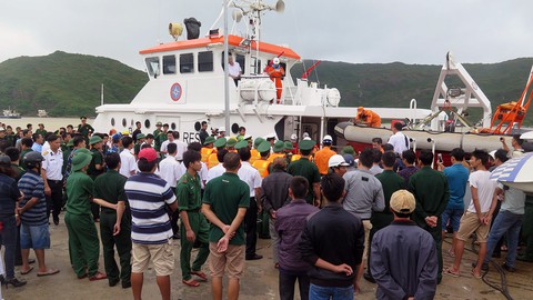 Tìm thấy 11 thi thể vụ 8 tàu hàng chìm trên biển Quy Nhơn - Ảnh 2. Tìm thấy 11 thi thể vụ 8 tàu hàng chìm trên biển Quy Nhơn - Ảnh 2.