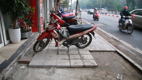 Vỉa hè Hà Nội ngổn ngang gạch đá chờ thanh tra - Ảnh 8. Vỉa hè Hà Nội ngổn ngang gạch đá chờ thanh tra - Ảnh 8.