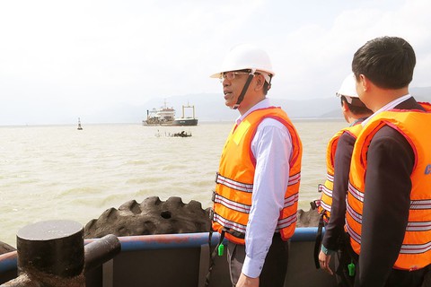 Thông luồng cửa biển Quy Nhơn, trục vớt tàu hàng bị chìm - Ảnh 1. Thông luồng cửa biển Quy Nhơn, trục vớt tàu hàng bị chìm - Ảnh 1.