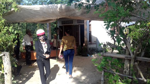 Ghè đạn M79 ngay trong nhà, cả gia đình lâm nạn - Ảnh 1. Ghè đạn M79 ngay trong nhà, cả gia đình lâm nạn - Ảnh 1.
