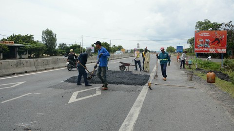 Đang bảo trì, quốc lộ 1 qua Bình Thuận đã dặm vá tan nát - Ảnh 1. Đang bảo trì, quốc lộ 1 qua Bình Thuận đã dặm vá tan nát - Ảnh 1.