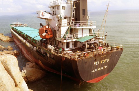 Gấp rút hút dầu, trục vớt hàng trong tàu chìm ở biển Quy Nhơn - Ảnh 3. Gấp rút hút dầu, trục vớt hàng trong tàu chìm ở biển Quy Nhơn - Ảnh 3.