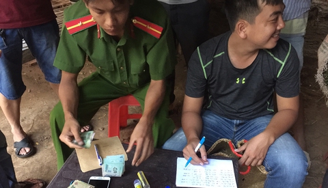 Bắt 34 con bạc trong trường gà ở Gò Công - Ảnh 1. Bắt 34 con bạc trong trường gà ở Gò Công - Ảnh 1.