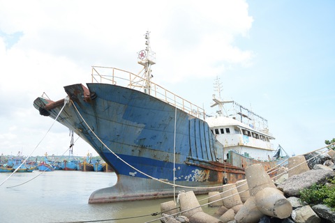 Tìm chủ con tàu ma trôi trên biển Bình Thuận - Ảnh 1. Tìm chủ con tàu ma trôi trên biển Bình Thuận - Ảnh 1.
