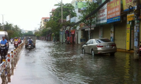 Mưa đêm, đến sáng nhiều tuyến đường còn ngập - Ảnh 4. Mưa đêm, đến sáng nhiều tuyến đường còn ngập - Ảnh 4.