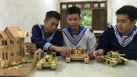 Quà tình yêu độc của lính tàu săn ngầm - Ảnh 2. Quà tình yêu độc của lính tàu săn ngầm - Ảnh 2.