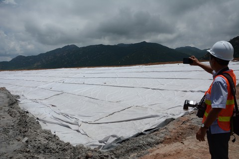 Đất nhiễm mặn vì bãi tro xỉ nhiệt điện Vĩnh Tân 2, dân khốn đốn - Ảnh 2. Đất nhiễm mặn vì bãi tro xỉ nhiệt điện Vĩnh Tân 2, dân khốn đốn - Ảnh 2.