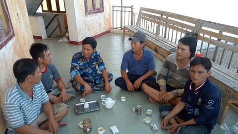 Chiến sĩ đảo Đá Lát cứu 5 ngư dân gặp nạn trên biển - Ảnh 2. Chiến sĩ đảo Đá Lát cứu 5 ngư dân gặp nạn trên biển - Ảnh 2.