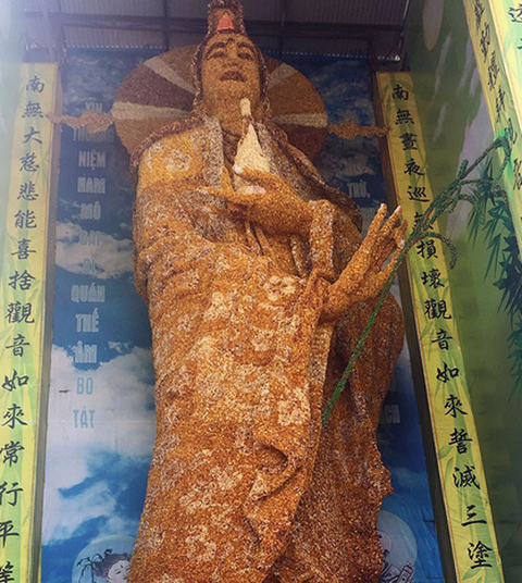 Tượng Bồ Tát Quán Thế Âm bằng hoa bất tử lập kỷ lục thế giới - Ảnh 1. Tượng Bồ Tát Quán Thế Âm bằng hoa bất tử lập kỷ lục thế giới - Ảnh 1.
