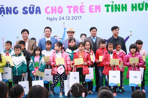 Vinamilk trao 70.500 ly sữa cho trẻ em Hưng Yên - Ảnh 1. Vinamilk trao 70.500 ly sữa cho trẻ em Hưng Yên - Ảnh 1.