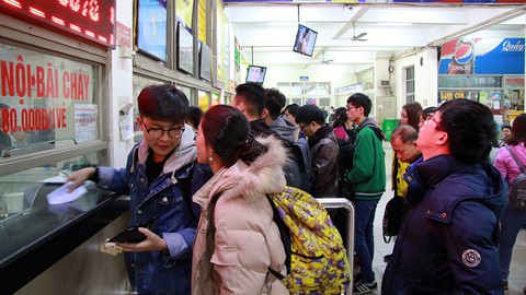 Hà Nội nườm nượp người dân ra bến xe về quê - Ảnh 3. Hà Nội nườm nượp người dân ra bến xe về quê - Ảnh 3.