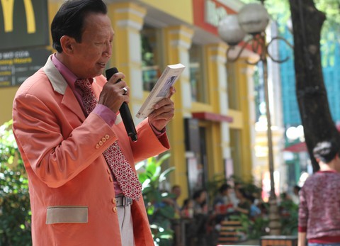 Nhà văn Từ Kế Tường ngồi dựa nắng mưa, tìm trang sách cũ - Ảnh 3. Nhà văn Từ Kế Tường ngồi dựa nắng mưa, tìm trang sách cũ - Ảnh 3.