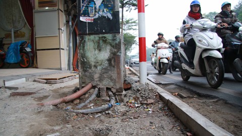 Vỉa hè Hà Nội ngổn ngang gạch đá chờ thanh tra - Ảnh 7. Vỉa hè Hà Nội ngổn ngang gạch đá chờ thanh tra - Ảnh 7.