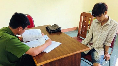 Bắt nam thanh niên dùng dao khống chế phụ nữ làm con tin - Ảnh 2. Bắt nam thanh niên dùng dao khống chế phụ nữ làm con tin - Ảnh 2.