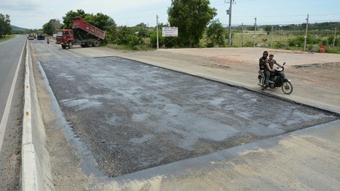 Đang bảo trì, quốc lộ 1 qua Bình Thuận đã dặm vá tan nát - Ảnh 6. Đang bảo trì, quốc lộ 1 qua Bình Thuận đã dặm vá tan nát - Ảnh 6.