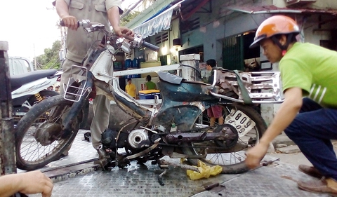 Xe bán tải húc hàng loạt xe máy, một phụ nữ tử vong - Ảnh 5. Xe bán tải húc hàng loạt xe máy, một phụ nữ tử vong - Ảnh 5.