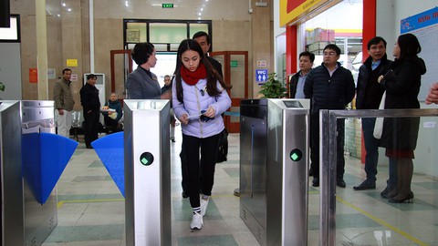 Hệ thống soát vé tự động ga Hà Nội và Sài Gòn đi vào hoạt động - Ảnh 3. Hệ thống soát vé tự động ga Hà Nội và Sài Gòn đi vào hoạt động - Ảnh 3.