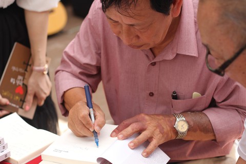 Nhà văn Từ Kế Tường ngồi dựa nắng mưa, tìm trang sách cũ - Ảnh 1. Nhà văn Từ Kế Tường ngồi dựa nắng mưa, tìm trang sách cũ - Ảnh 1.