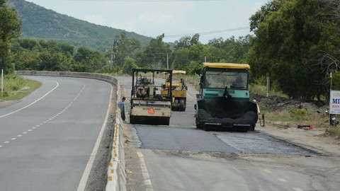 Đang bảo trì, quốc lộ 1 qua Bình Thuận đã dặm vá tan nát - Ảnh 7. Đang bảo trì, quốc lộ 1 qua Bình Thuận đã dặm vá tan nát - Ảnh 7.