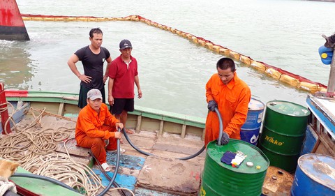 Gấp rút hút dầu, trục vớt hàng trong tàu chìm ở biển Quy Nhơn - Ảnh 5. Gấp rút hút dầu, trục vớt hàng trong tàu chìm ở biển Quy Nhơn - Ảnh 5.