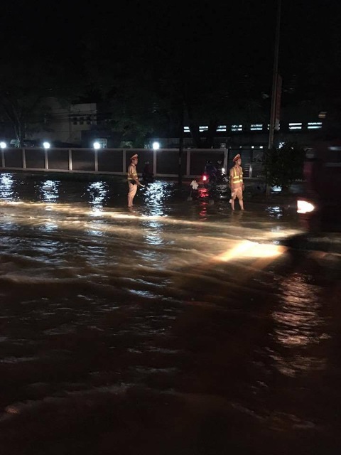 CSGT Hà Nội đẩy xe giúp dân qua vùng lũ trong đêm - Ảnh 2. CSGT Hà Nội đẩy xe giúp dân qua vùng lũ trong đêm - Ảnh 2.