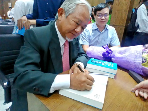Một đời quản trị - những trang sách từ cuộc đời Giáo sư Phan Văn Trường - Ảnh 1. Một đời quản trị - những trang sách từ cuộc đời Giáo sư Phan Văn Trường - Ảnh 1.