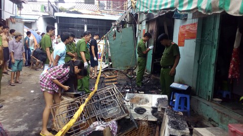 Lao vào đám cháy nhưng không cứu được mẹ - Ảnh 1. Lao vào đám cháy nhưng không cứu được mẹ - Ảnh 1.