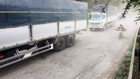 Đường đèo Mimosa xuống cấp nặng, đi một lần muốn rụng tim - Ảnh 4. Đường đèo Mimosa xuống cấp nặng, đi một lần muốn rụng tim - Ảnh 4.