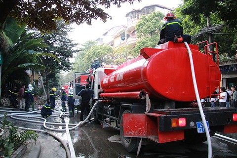 Bộ đội cùng cứu hỏa dập đám cháy quán cà phê ở Hà Nội - Ảnh 6. Bộ đội cùng cứu hỏa dập đám cháy quán cà phê ở Hà Nội - Ảnh 6.