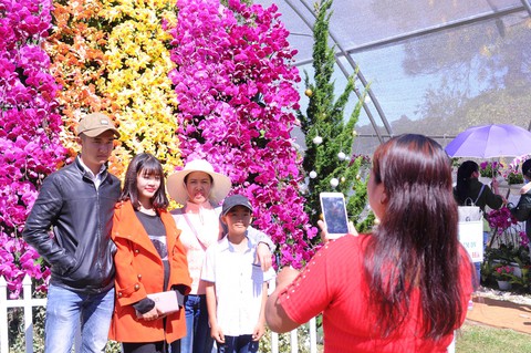 Đà Lạt nắng gắt, du khách đổ về Festival hoa - Ảnh 1. Đà Lạt nắng gắt, du khách đổ về Festival hoa - Ảnh 1.