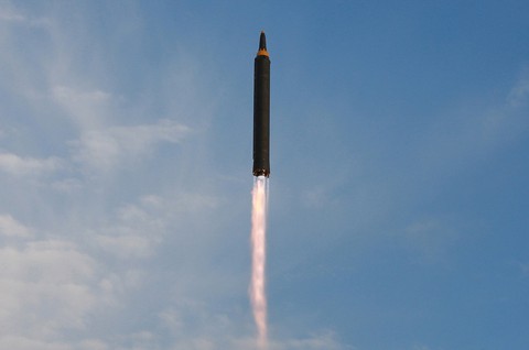 Triều Tiên công bố loạt ảnh phóng tên lửa Hwasong-12 - Ảnh 8. Triều Tiên công bố loạt ảnh phóng tên lửa Hwasong-12 - Ảnh 8.