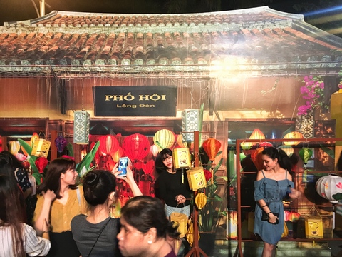 Trung thu không cần tới Hội An cũng có phố lồng đèn - Ảnh 4. Trung thu không cần tới Hội An cũng có phố lồng đèn - Ảnh 4.