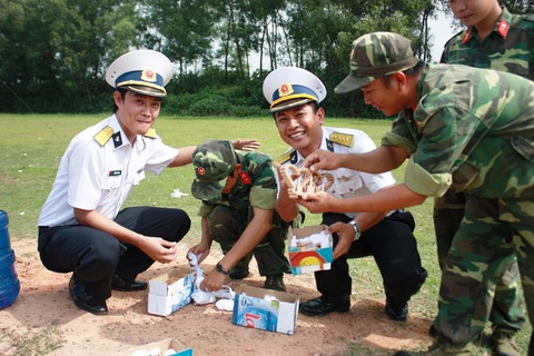 Quà tình yêu độc của lính tàu săn ngầm - Ảnh 3. Quà tình yêu độc của lính tàu săn ngầm - Ảnh 3.