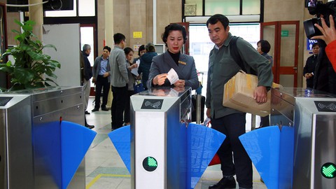 Hệ thống soát vé tự động ga Hà Nội và Sài Gòn đi vào hoạt động - Ảnh 4. Hệ thống soát vé tự động ga Hà Nội và Sài Gòn đi vào hoạt động - Ảnh 4.