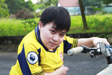Chàng sinh viên miệt mài đạp xe đạp tí hon đến giảng đường - Ảnh 1. Chàng sinh viên miệt mài đạp xe đạp tí hon đến giảng đường - Ảnh 1.