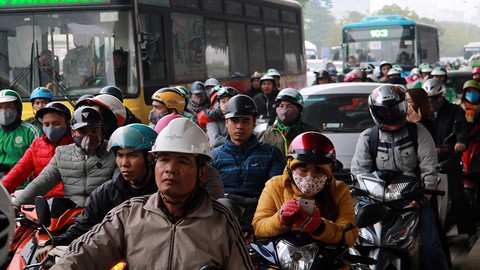 Hà Nội nườm nượp người dân ra bến xe về quê - Ảnh 5. Hà Nội nườm nượp người dân ra bến xe về quê - Ảnh 5.