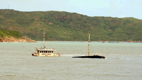 Bơm nước cứu 1 tàu hàng chìm trong vịnh Quy Nhơn - Ảnh 1. Bơm nước cứu 1 tàu hàng chìm trong vịnh Quy Nhơn - Ảnh 1.