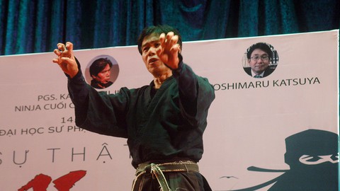 Ninja cuối cùng trên thế giới thi triển công phu ở Sài Gòn - Ảnh 5. Ninja cuối cùng trên thế giới thi triển công phu ở Sài Gòn - Ảnh 5.
