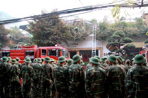 Bộ đội cùng cứu hỏa dập đám cháy quán cà phê ở Hà Nội - Ảnh 5. Bộ đội cùng cứu hỏa dập đám cháy quán cà phê ở Hà Nội - Ảnh 5.